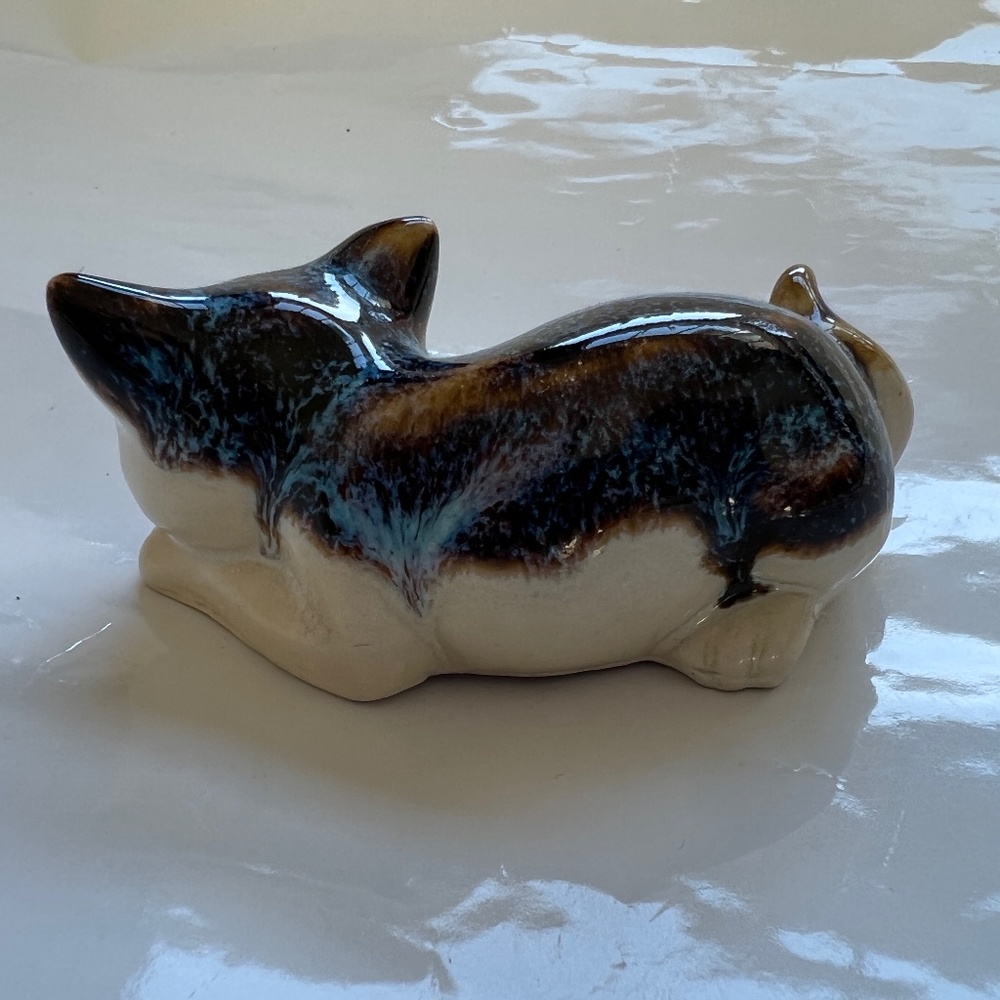 Vintage Cat Ceramic Figurine Laying Down Yellow Eyes Blue Brown Cream Name on - Picture 5 of 7